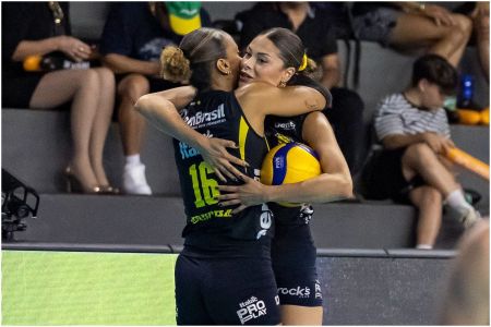 Jogadoras do Praia Clube comemoram ponto