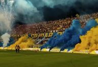 Torcida do Rosario provoca rival com bonecas infláveis, e jogo é paralisado