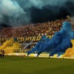 Torcida do Rosario provoca rival com bonecas infláveis, e jogo é paralisado