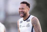 Neymar comenta 'dilemas' da carreira e faz apelo: ‘Também sou ser humano’