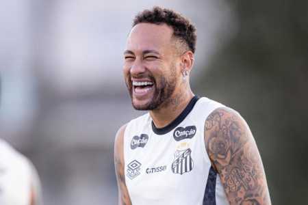 Neymar sorri durante treinamento do Santos
