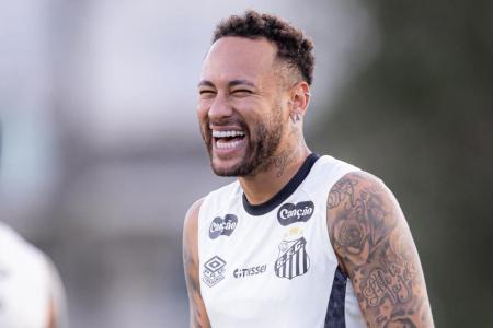 Neymar sorri durante treinamento do Santos