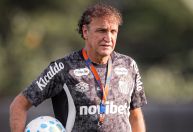 Cuca, do Santos, manda recado à torcida e patrocinadores: 'Estou aberto'
