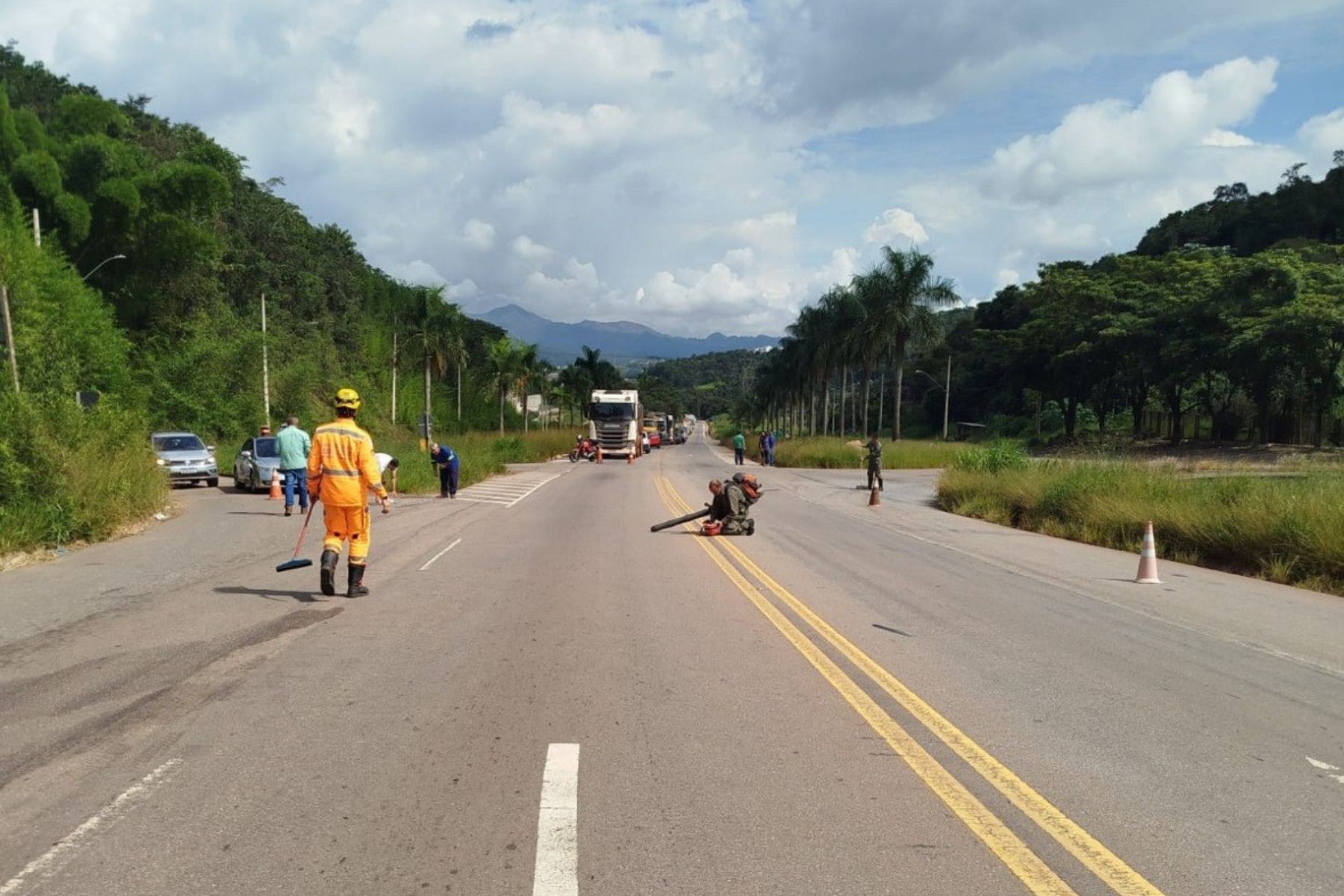 Carga de parafusos cai e carros têm pneus furados na BR-356, em MG