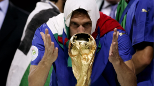 Ídolo do futebol italiano 'se aventura' no basquete e fecha com equipe