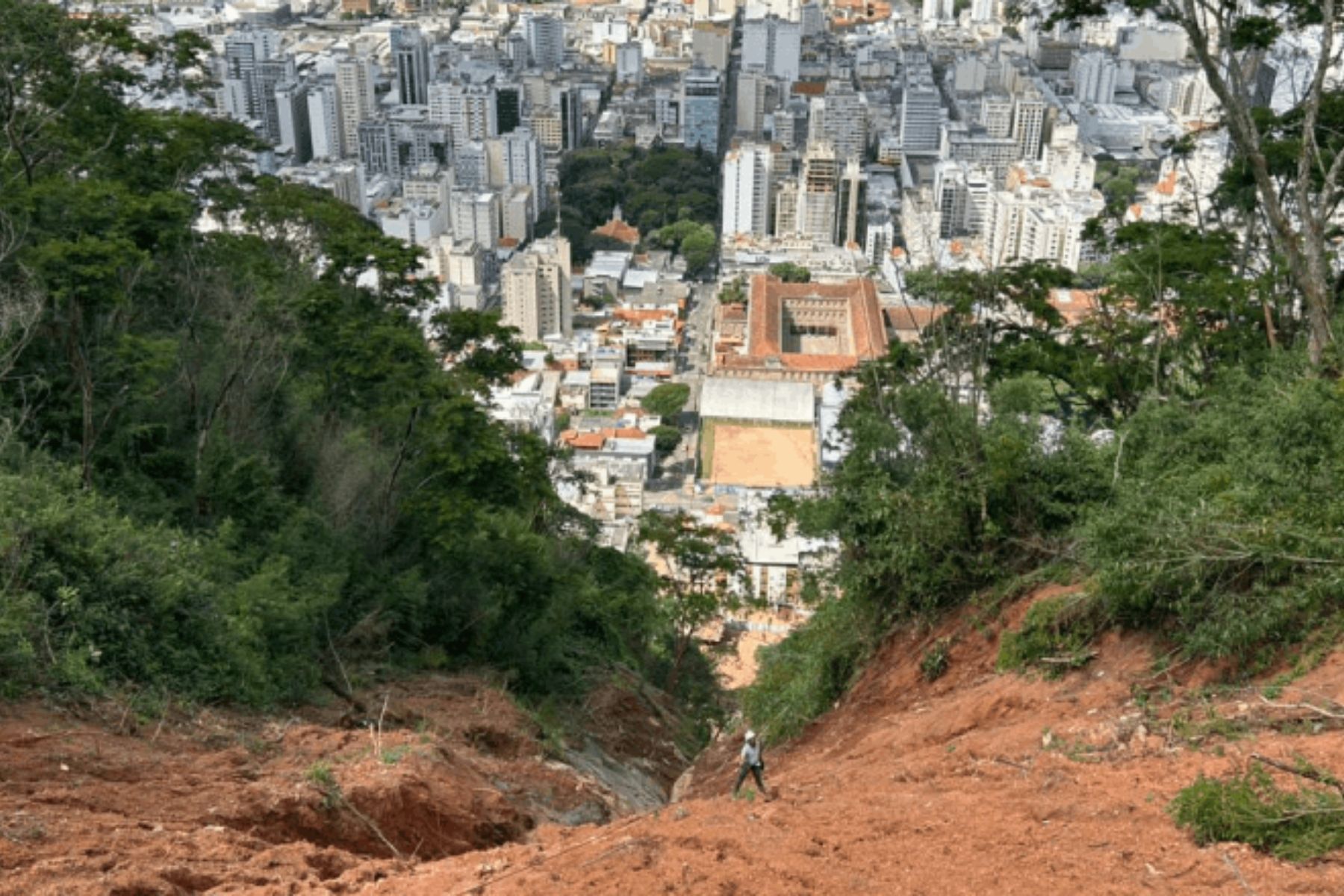 Geólogos realizam estudos em área de deslizamento no Morro do Cristo