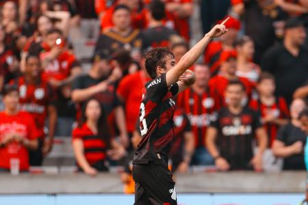 Dudu comemora gol pelo Athletico