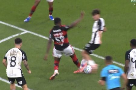 Expulsão de Evertton Araújo em Corinthians x Flamengo • Reprodução/PremiereAdriano Fontes/Flamengo