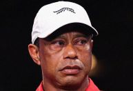 Lenda do golfe, Tiger Woods se envolve em acidente de carro e é detido na Flórida