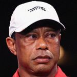 Lenda do golfe, Tiger Woods se envolve em acidente de carro e é detido na Flórida