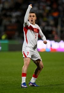 Kerem Akturkoglu celebra gol da Turquia sobre o Kosovo