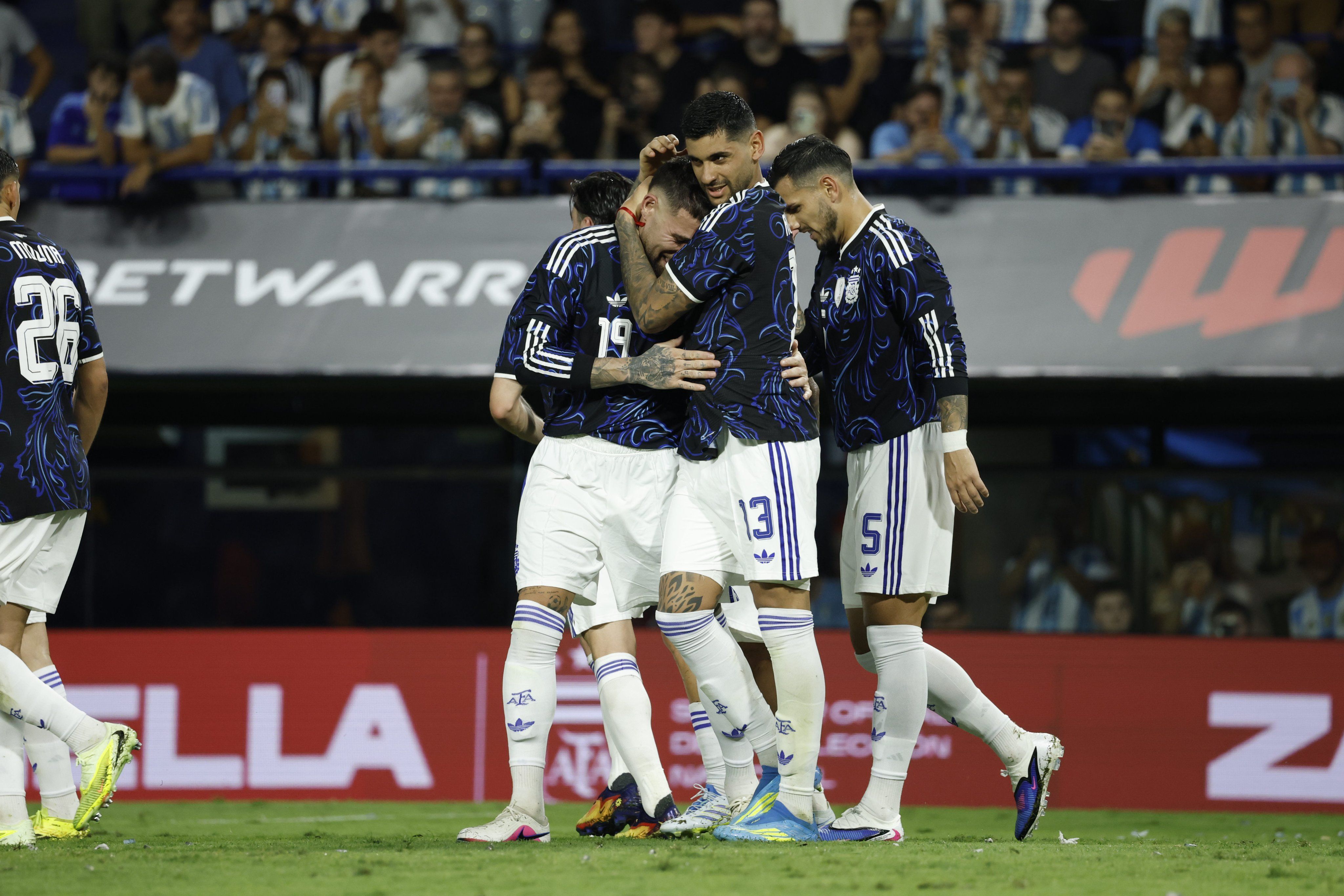 Messi brilha, ex-Atlético marca, e Argentina goleia Zâmbia em amistoso na Bombonera