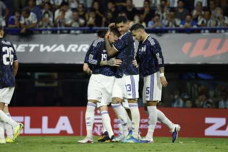Jogadores da Argentina comemoram gol sobre a Zâmbia