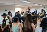 Mãe confessa ter matado namorado que abusou da filha e é inocentada em júri