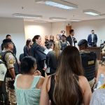 Mãe confessa ter matado namorado que abusou da filha e é inocentada em júri