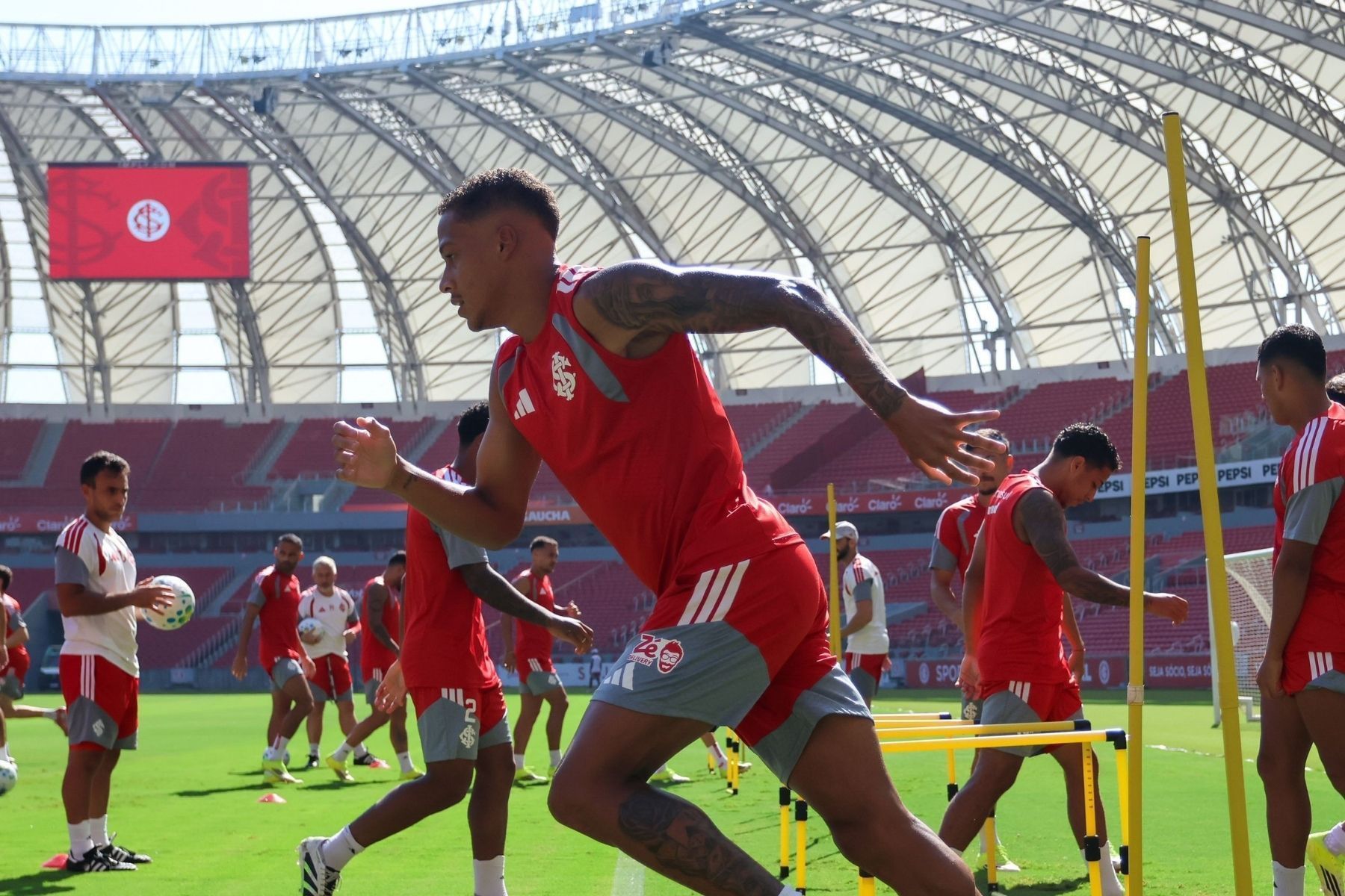 Trio do Internacional está pendurado contra Corinthians e pode perder GreNal pela Série A