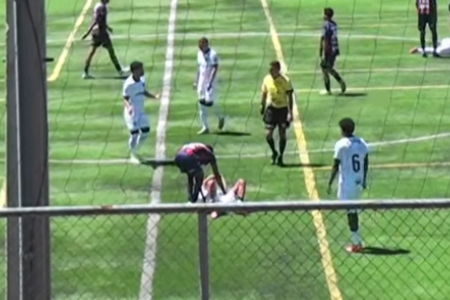Ian Ângelo (de branco à esquerda) em primeiro jogo pelo Atlético Sub-20