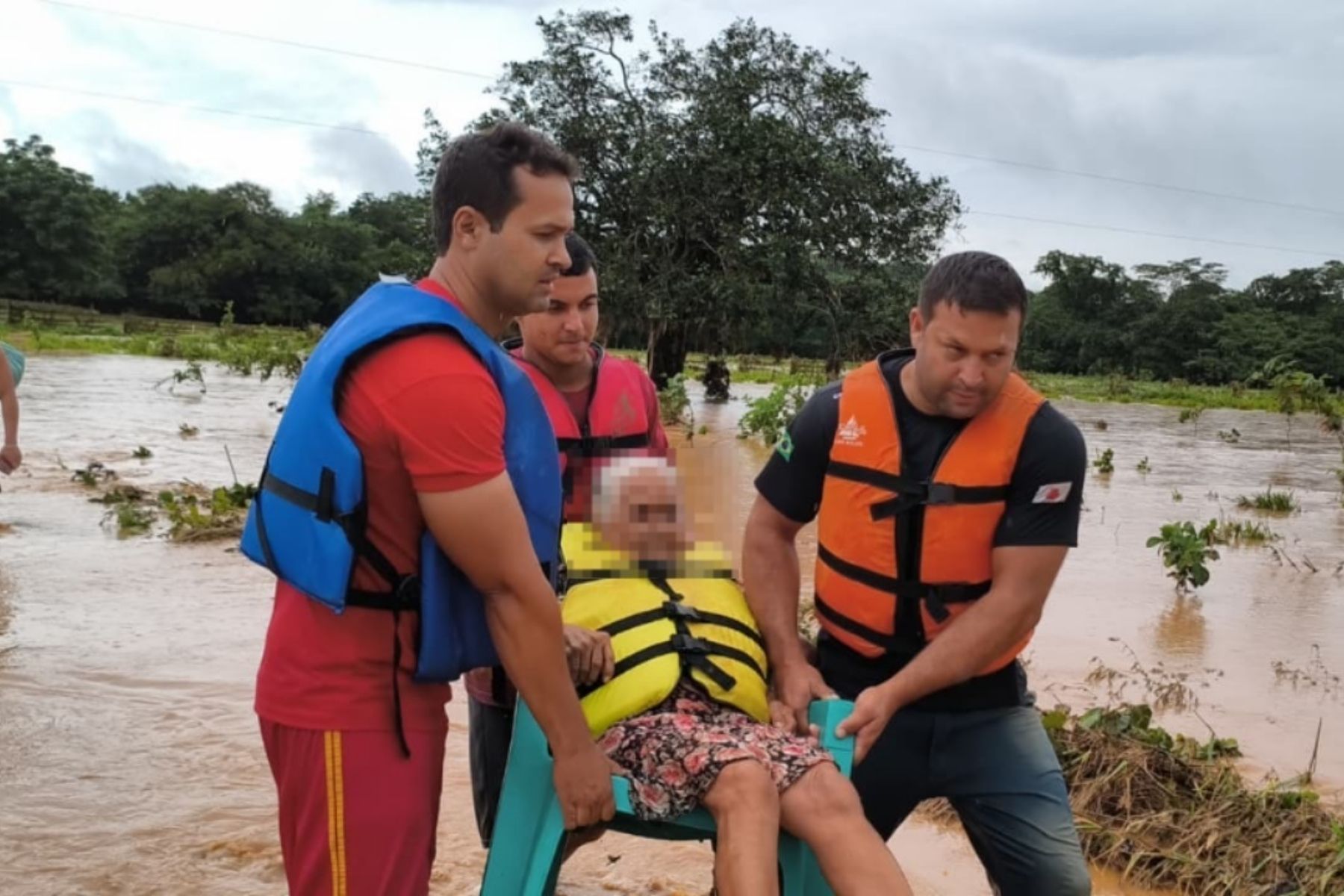Tempestade isola comunidades e alunos precisam de tirolesa para sair em MG