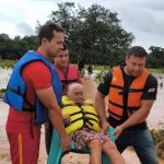 Tempestade isola comunidades e alunos precisam de tirolesa para sair em MG