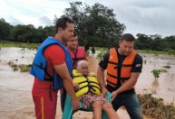 Chuvas isolam comunidades e alunos são resgatados por tirolesa em MG