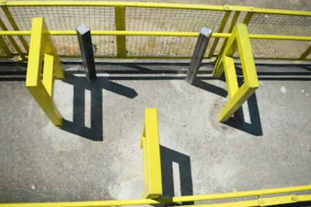 Trava-motos cria barreira para veículos em passarela para pedestres