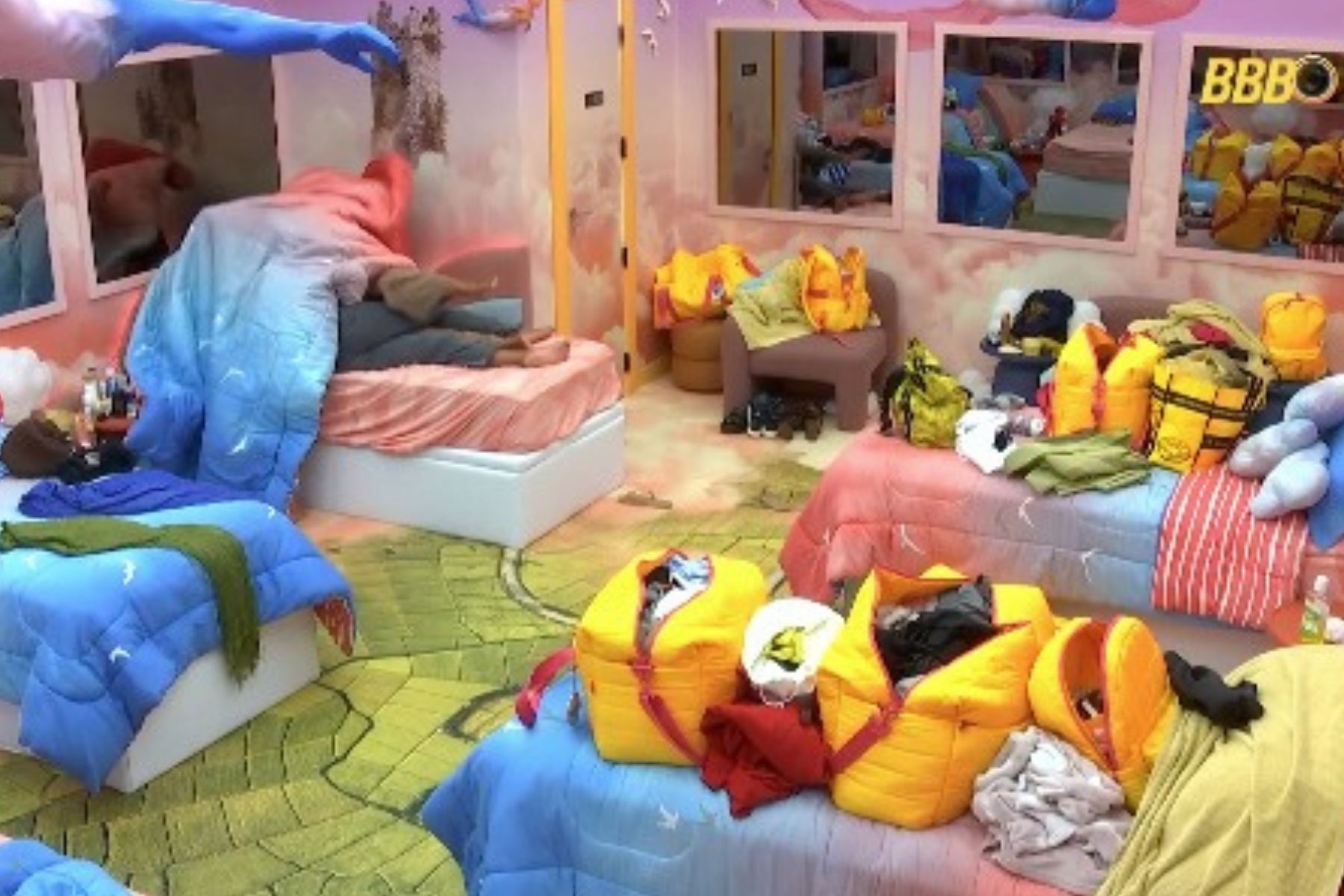 Chaiany e Marciele movimentam edredom com 'beijão' no BBB 26