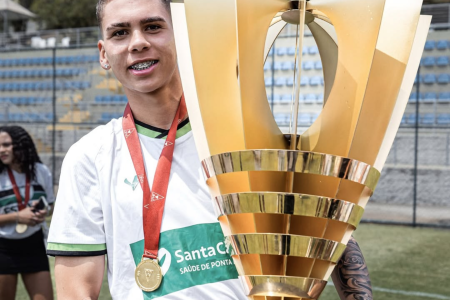 Luis Henrique, ex-América, com taça do Campeonato Mineiro Sub-20 • Reprodução/Instagram Luis Henrique