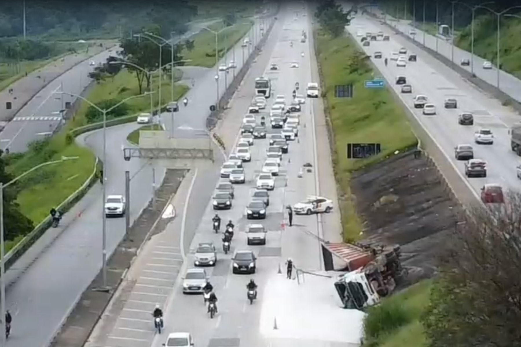Vídeo: carreta com brita tomba após acidente com táxi na MG-010, em BH