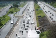 Vídeo: carreta com brita tomba após acidente com táxi na MG-010, em BH