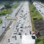 Vídeo: carreta com brita tomba após acidente com táxi na MG-010, em BH