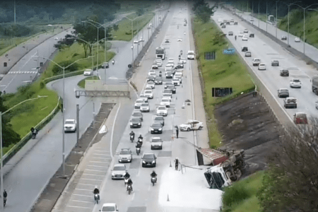 Acidente com carreta interdita trecho da MG-010