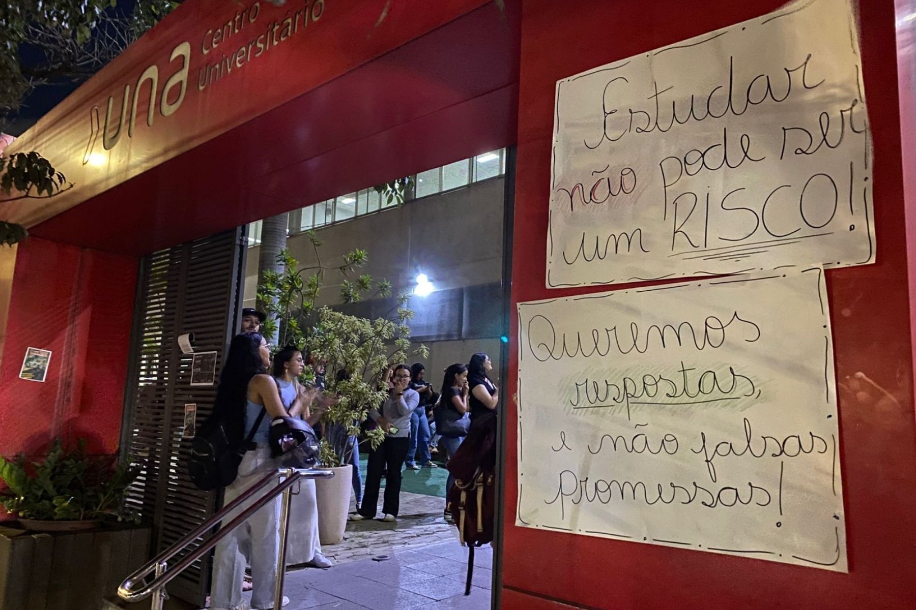 Alunos da UNA protestam após furtos dentro da faculdade em BH