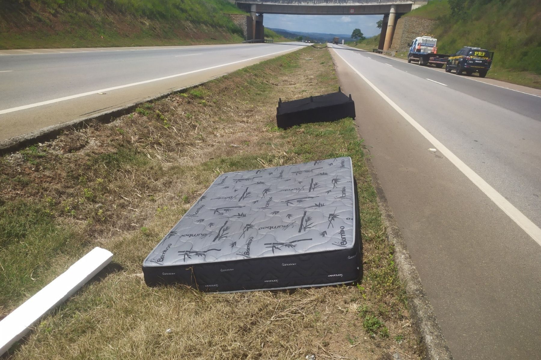 Cama cai de caminhonete transportada por reboque e causa acidente na BR-262, em MG