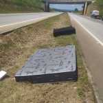 Cama cai de caminhonete transportada por reboque e causa acidente na BR-262, em MG