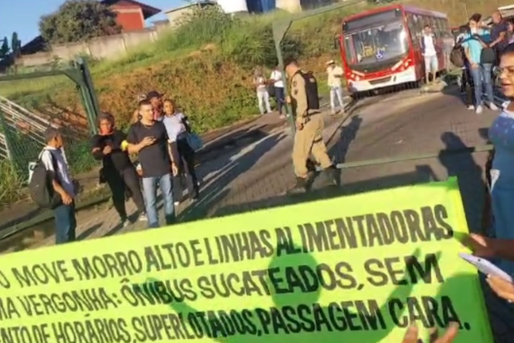 Passageiros fazem protesto e fecham terminal de ônibus em Vespasiano