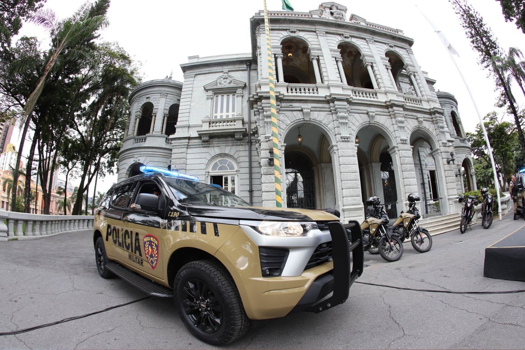 Motorista é baleado e passageiro assume direção do carro na Grande BH