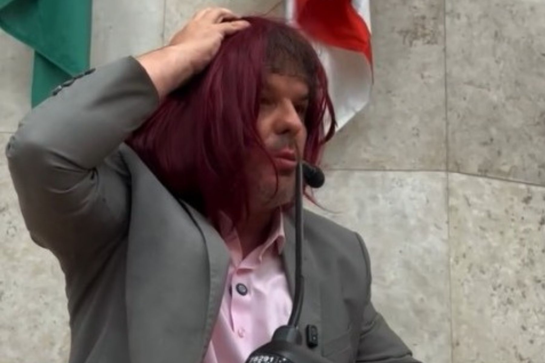 Vereador de SP usa batom e peruca para criticar lei da misoginia