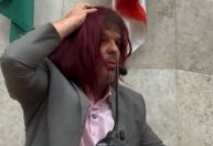 Vereador de SP usa batom e peruca para criticar lei da misoginia