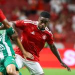Emprestado pelo Corinthians, Félix Torres vive altos e baixos no Inter