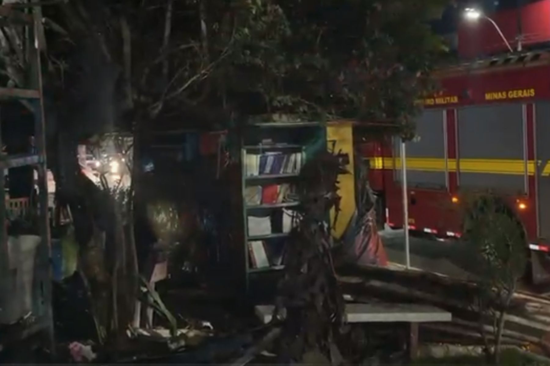 Vídeo: homens ateiam fogo em biblioteca comunitária, em BH