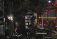 Vídeo: homens ateiam fogo em biblioteca comunitária, em BH