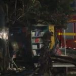 Vídeo: homens ateiam fogo em biblioteca comunitária, em BH