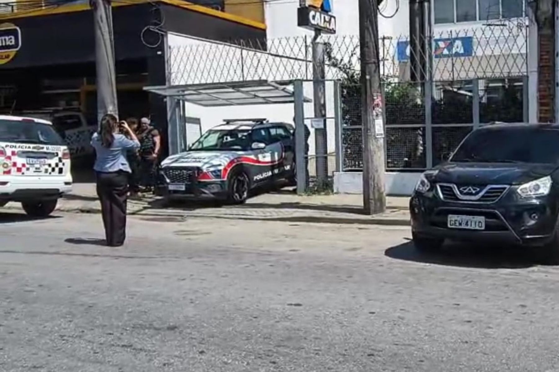 Polícia procura por criminosos que roubaram agência e fizeram reféns em SP