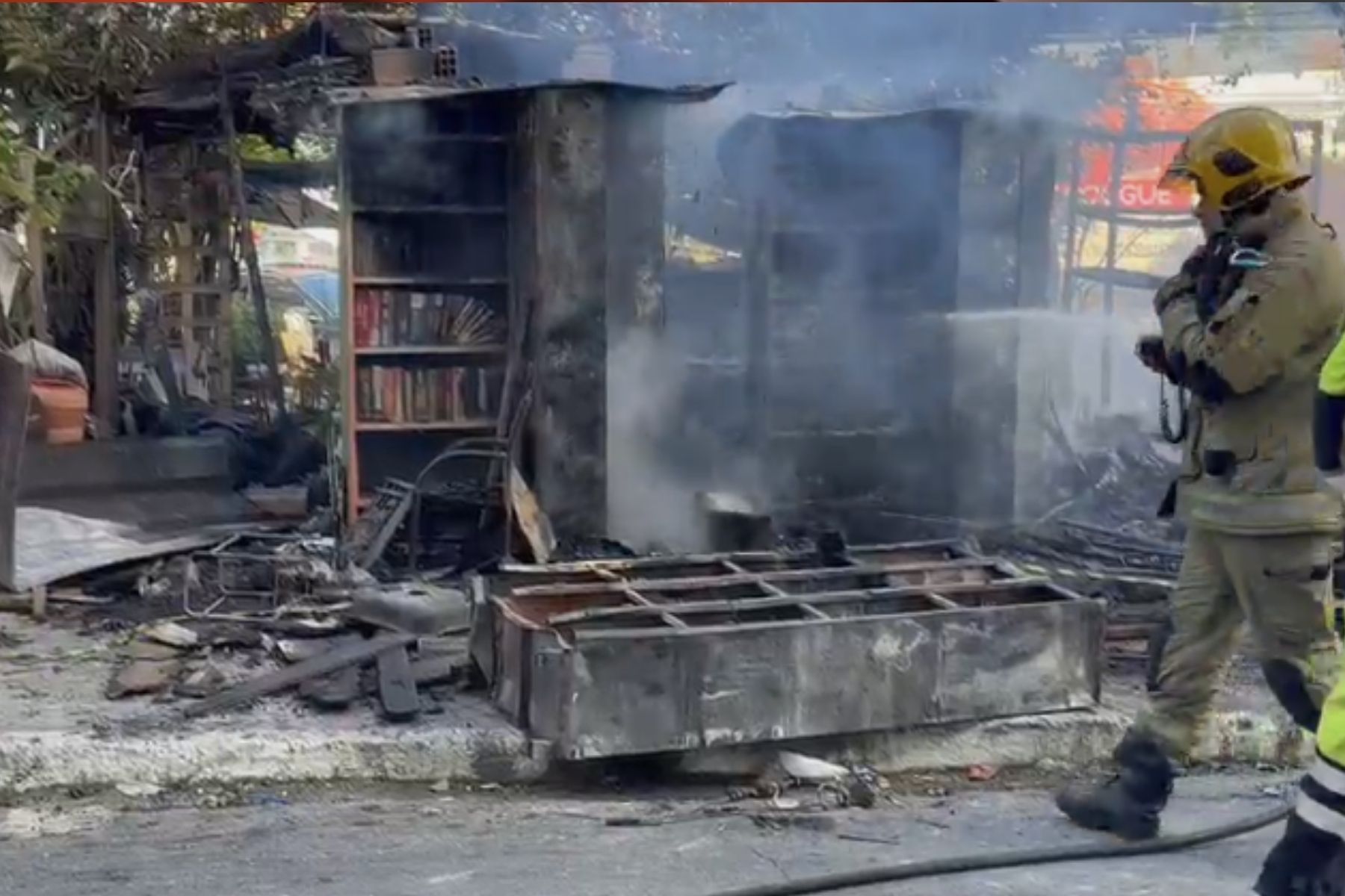 Após incêndio, moradores fazem campanha para reconstruir biblioteca comunitária em BH