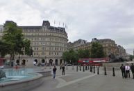 Motociclista atropela pedestre e foge em ponto turístico de Londres