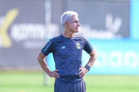 Luís Castro em treino pelo Grêmio