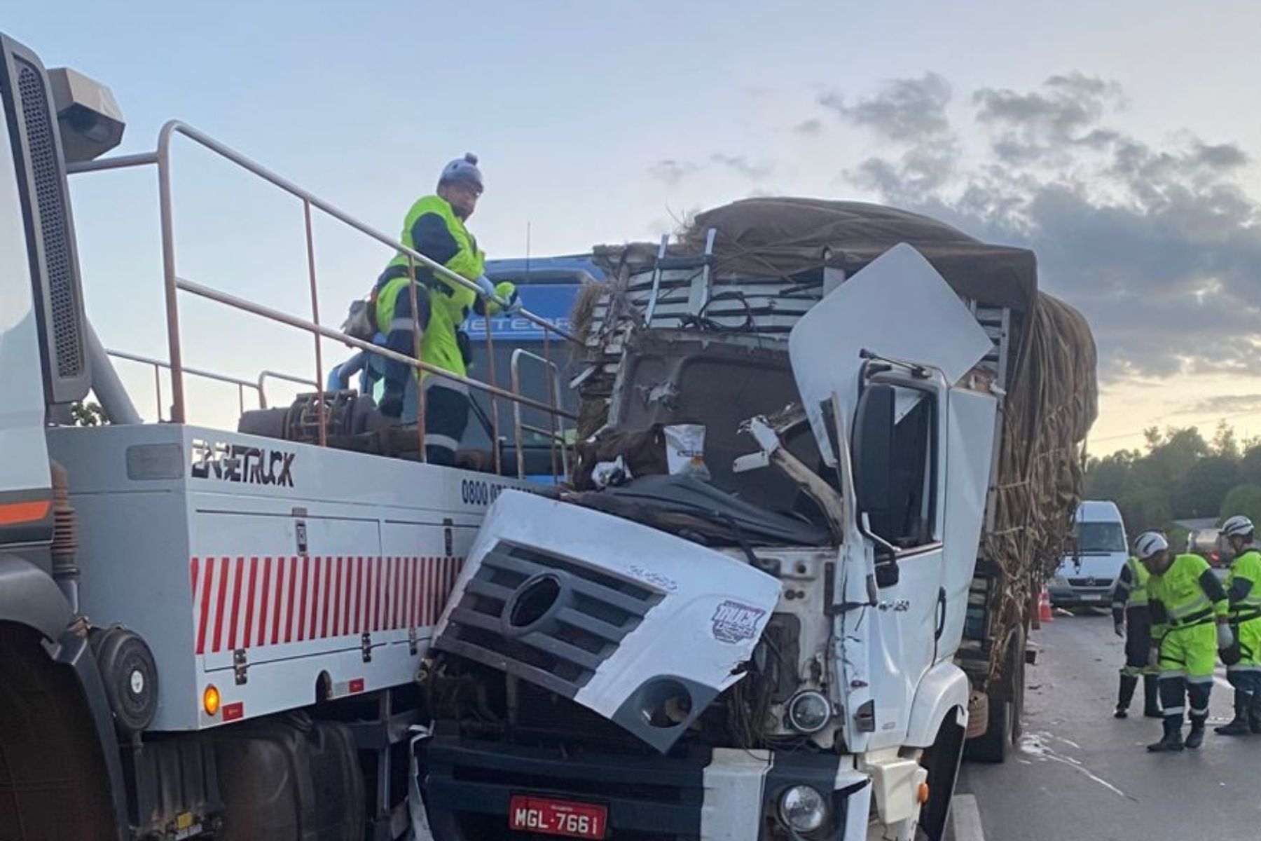 Batida entre carreta e caminhão deixa um morto na BR-040, em Sete Lagoas