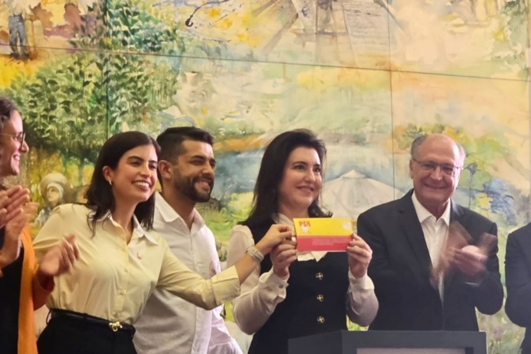 Simone Tebet oficializa filiação ao PSB e disputará Senado por São Paulo