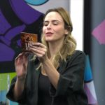 BBB 26: Ana Paula cumpre desafio, chega à festa e afronta Alberto Cowboy