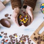 Páscoa mais cara impulsiona produção caseira de ovos de chocolate
